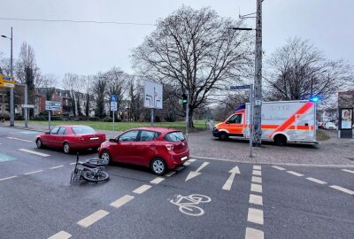 Radfahrerin kollidiert mit Auto und wird verletzt - Unfall in Leipzig. 