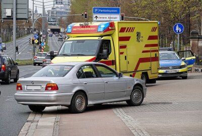 Radfahrerin stürzt über Motorhaube - Ein Auto stoß mit einer Radfahrerin zusammen. Foto: Roland Halkasch