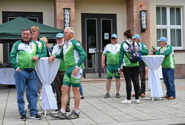 Die Teilnehmer und Begleiter der Radfernfahrt "Deutsche Alleenstraße" sind in Aue im Stadtgarten empfangen worden. Foto: Ralf Wendland