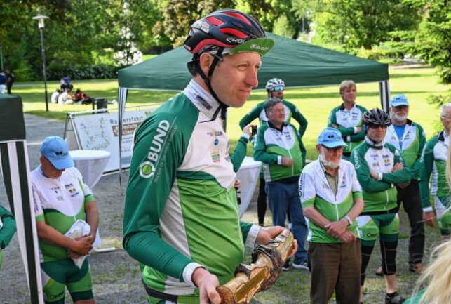 Benjamin Müller vom Radsportverein "Team Pfälzer Land" hält den Staffelstab in Händen.Foto: Ralf Wendland
