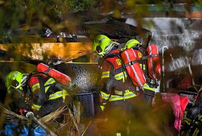 Rätselhafte Brandserie in Löbau hält an: Feuerwehreinsatz wegen brennender Gartenlaube - Brandstiftung wird auch hier als Möglichkeit betrachtet. Foto: LausitzNews.de/Philipp Grohmann