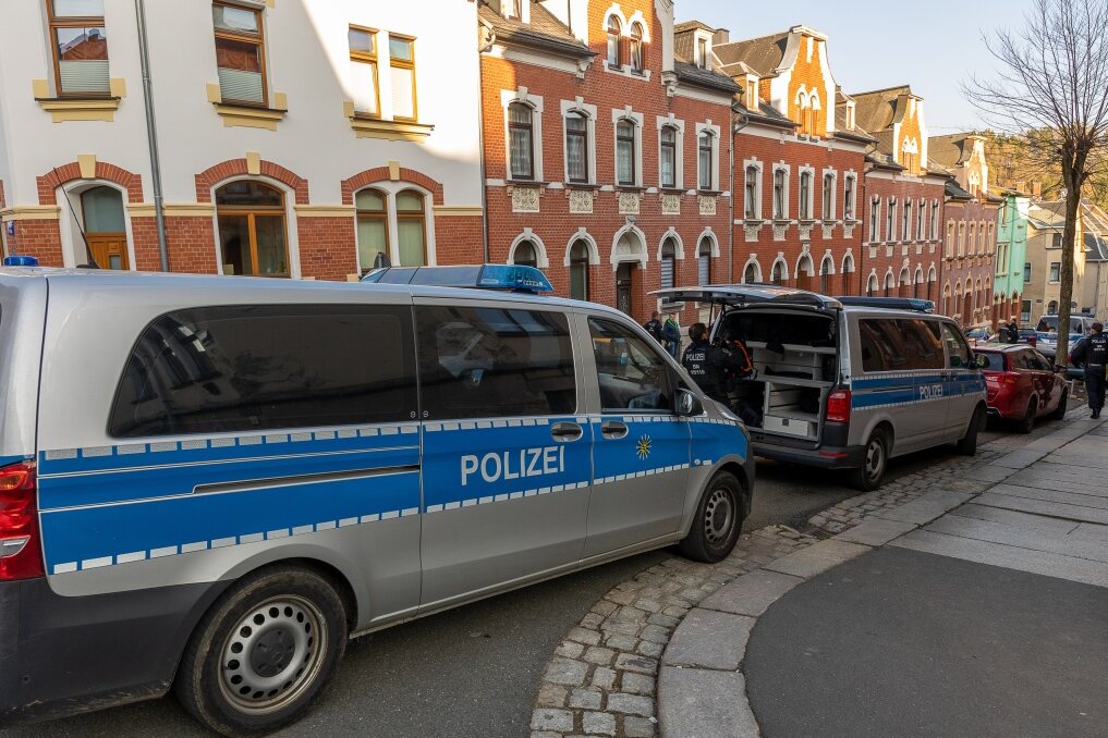 Räuberischer Diebstahl in Auerbacher Tankstelle: Polizei stellt Tatverdächtige - Nach dem räuberischen Diebstahl fanden Wohnungsdurchsuchungen in Falkenstein statt. 