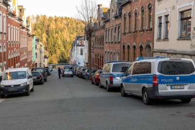 Räuberischer Diebstahl in Auerbacher Tankstelle: Polizei stellt Tatverdächtige - Nach dem räuberischen Diebstahl fanden Wohnungsdurchsuchungen in Falkenstein statt. 
