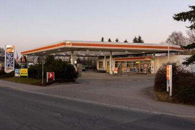 Räuberischer Diebstahl in Auerbacher Tankstelle: Polizei stellt Tatverdächtige - An einer Tankstelle in Auerbach kam es zu einem räuberischen Diebstahl. 