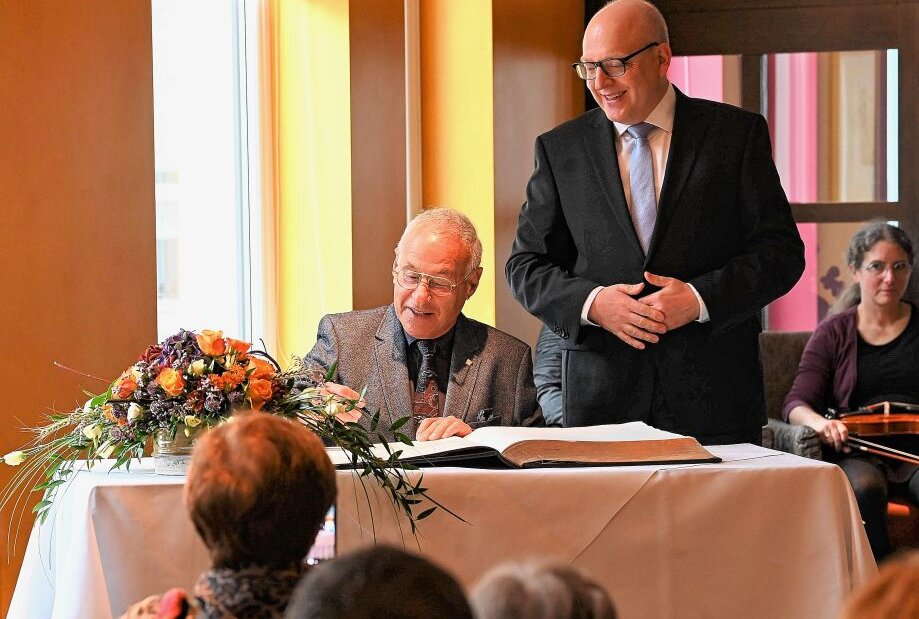 Rafael Wertheim trägt sich ins Goldene Buch der Stadt Chemnitz ein -  Prof. Dr. Rafael Wertheim (links) und Oberbürgermeister Sven Schulze (rechts). Foto: Andreas Seidel