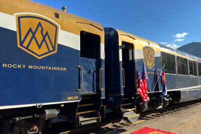 Rail and Road: Von Colorado zu den Nationalparks in Utah - Luxuriös auf Schienen durch den Wilden Westen: Vor dem Rocky Mountaineer wird den Zugpassagieren schon mal ein kleiner roter Teppich ausgelegt.