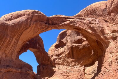 Rail and Road: Von Colorado zu den Nationalparks in Utah - Double Arch, also Doppelbogen, ist der Name dieser Felsformation im Arches Nationalpark.