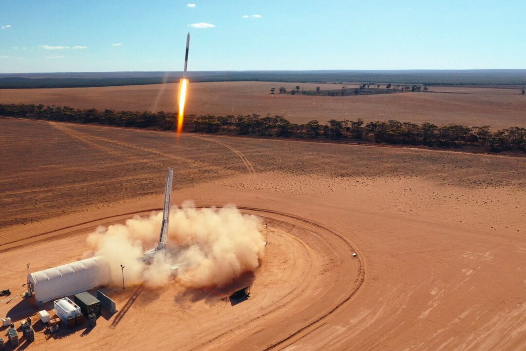 Rakete eines deutschen Start-ups hebt mit Kerzenwachs ab - Die Rakete startete in Koonibba, Australien. Sie wird mit Paraffin und flüssigem Sauerstoff angetrieben.