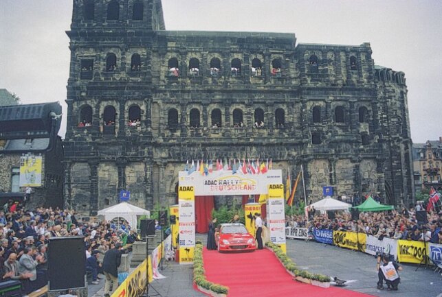 Rallye-WM: Alles begann vor 50 Jahren - 2002 erlebte Deutschland seinen ersten Rallye-WM-Lauf. Start war vor der Porta Nigra in Trier. Foto: Thorsten Horn