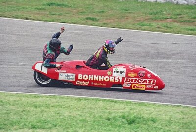 Ralph "Bohni" Bohnhorst feiert 60. Geburtstag - Bohni kurz nach seinem Sieg beim DM-Rennen 1997 auf dem Sachsenring. Foto: Thorsten Horn