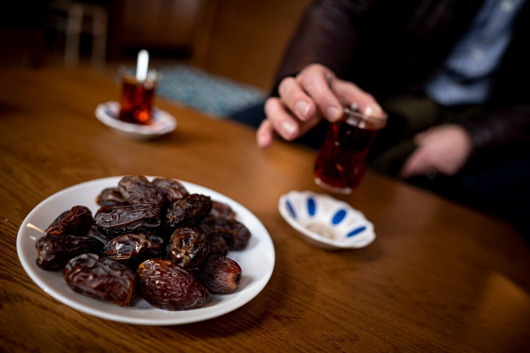 Ramadan: Wie können Menschen mit Diabetes fasten? - Datteln und Tee: Das gemeinsame Fastenbrechen findet im Ramadan nach Sonnenuntergang statt.