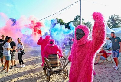 Rambazamba Island in Herlasgrün startete mit Bier-Fete - Pinkfarbenen Affen karren das Bierfass ins Party-Zelt. Foto: Thomas Voigt