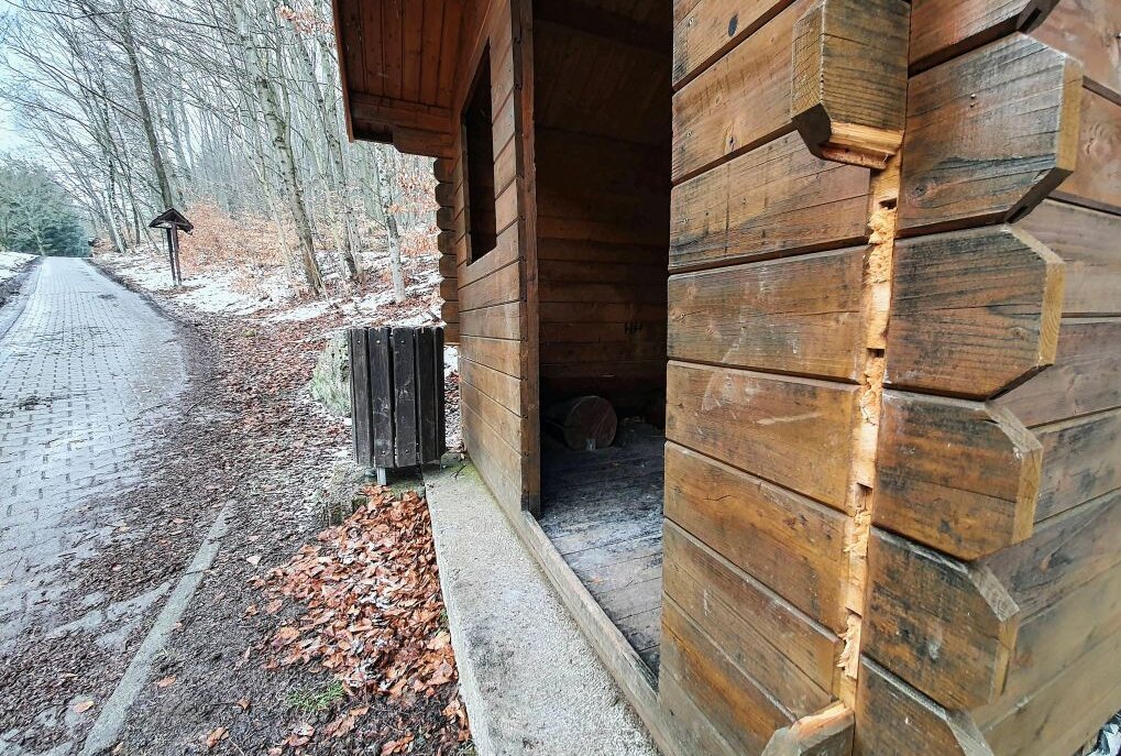 Randalierer sorgen in Gelenau für Unmut - Entlang von Gelenauer Wanderwegen wurden Hütten beschädigt. Foto: Andreas Bauer