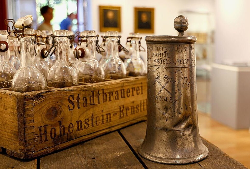 Raritäten aus dem Depot werden gezeigt - Ein historischer Krug aus dem Jahr 1743 und Bierflaschen der einstigen Stadtbrauerei. Foto: Markus Pfeifer