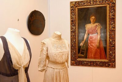 Raritäten aus dem Depot werden gezeigt - Historische Kleider und Bilder gewähren Einblicke in die Textilgeschichte. Foto: Markus Pfeifer