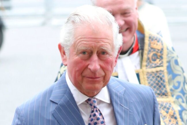 Prinz Charles soll sich laut eines Buchautors rassistisch über den Nachwuchs von Prinz Harry und Herzogin Meghan geäußert haben. Nun wehrt sich Thronfolger mit Anwälten gegen diese Unterstellung.
