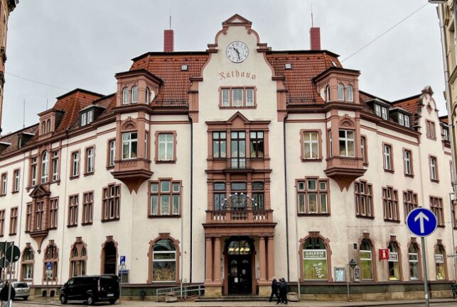 Das Rathaus in Aue bleibt vorübergehend geschlossen, genauso das in Bad Schlema. Foto: Ralf Wendland