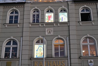 Rathaus-Fassade dient wieder als Adventskalender - Die Fassade des Zwönitzer Rathauses ist auch in diesem Jahr wieder ein großer Adventskalender. Foto: Ralf Wendland