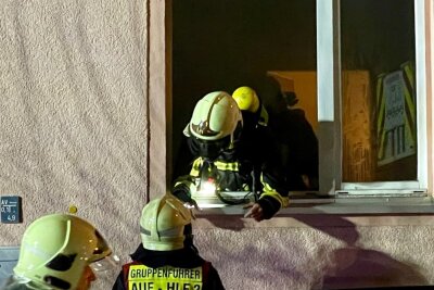 Rauch und Hilfeschreie in Aue: Nachbar rettet Mann aus brennender Wohnung - Brand in Auer Wohnung.