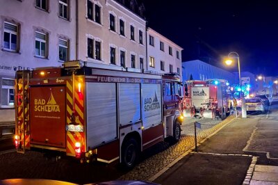 Rauch und Hilfeschreie in Aue: Nachbar rettet Mann aus brennender Wohnung - Brand in Auer Wohnung.