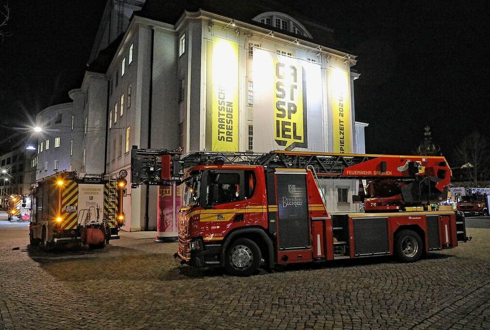 Rauchentwicklung im Dresdner Schauspielhaus - Am Dienstagabend kam es gegen 21 Uhr im Dresdner Schauspielhaus zu einem Feuerwehreinsatz. Foto: Roland Halkasch