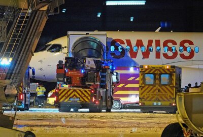 Rauchentwicklung in Flugzeug: Sicherheitslandung auf Dresdner Flughafen - Am Sonntagabend wurde die Dresdner Feuerwehr zu einem Notfall auf  dem Flughafen alarmiert. Foto: Roland Halkasch