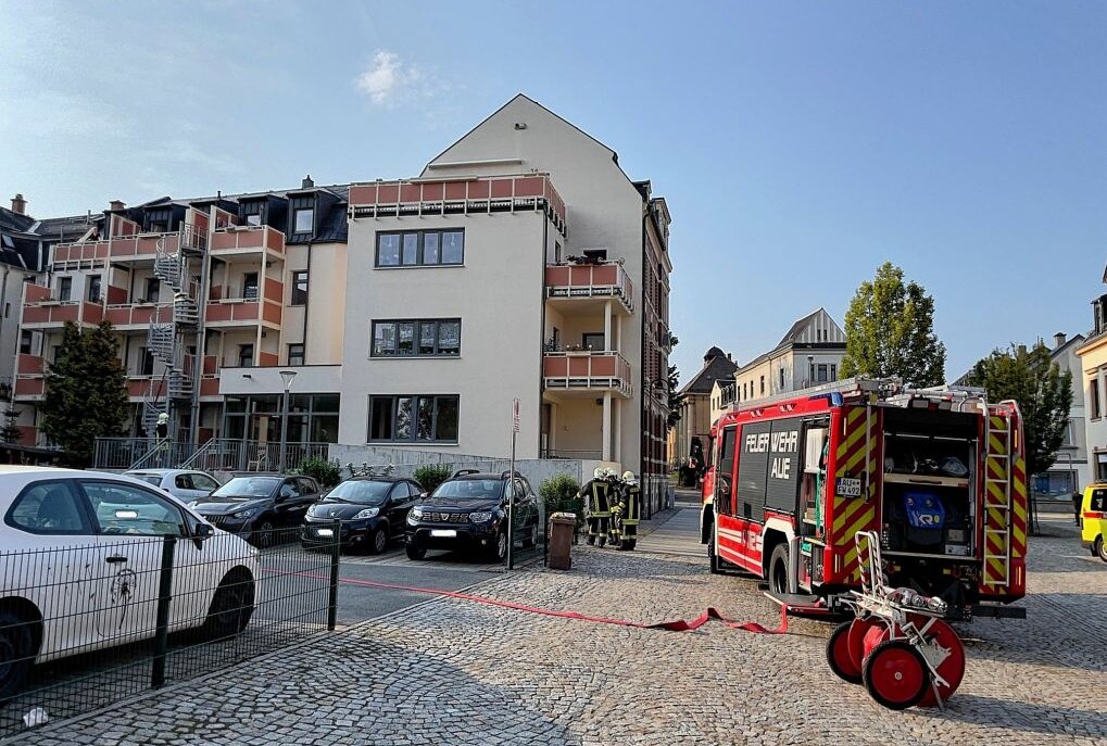 Rauchmelder schlägt Alarm: Ersthelfer retten Bewohner in Aue - Bewohner in der Schillerstraße riefen die Polizei als sie einen Rauchmelder hörten. Foto: Daniel Unger