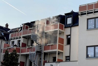 Rauchmelder schlägt Alarm: Ersthelfer retten Bewohner in Aue - Bewohner in der Schillerstraße riefen die Polizei als sie einen Rauchmelder hörten. Foto: Daniel Unger