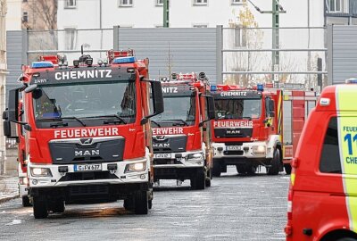 Rauchwolke sorgt für Großaufgebot von Feuerwehr und Rettungsdienst - Am Montagvormittag rückte in Chemnitz ein Großaufgebot von Feuerwehr und Rettungsdienst zu einem Gewerbehof aus. Foto: Harry Härtel