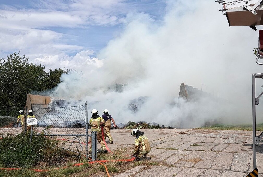 Rauchwolke weithin zusehen: Brand in einem Strohlager - Am Mittwoch kam es gegen 13.15 Uhr zu einem Brand zwischen Unkersdorf und Steinbach. Foto: Roland Halkasch