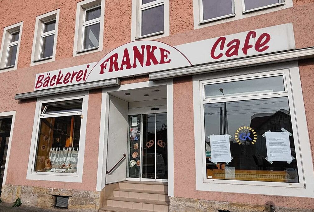 Razzia: "Gemeinwohlkasse" der Reichsbürger aufgedeckt - Nach Razzia in einer Bäckerfiliale wurden Geschäftsräume einer illegal geführten Bank versiegelt. Foto: xcitepress