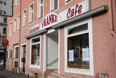 Razzia: "Gemeinwohlkasse" der Reichsbürger aufgedeckt - Nach Razzia in einer Bäckerfiliale wurden Geschäftsräume einer illegal geführten Bank versiegelt. Foto: xcitepress