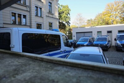 Razzia in Leipzig: Mehrere Arztpraxen von Polizei durchsucht - Derzeit durchsucht die Polizei mehrere Arztpraxen in Leipzig. Foto: Christian Grube