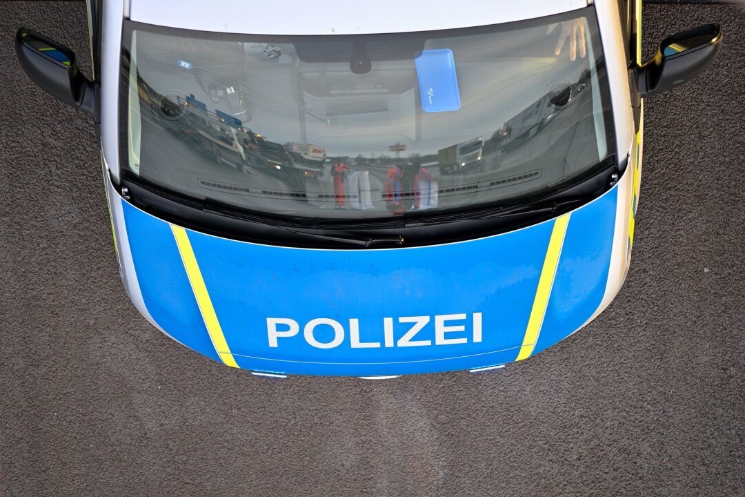 Razzia in Ostthüringen und Sachsen: Drogen gefunden - Ein Polizeiauto bei einem Einsatz.