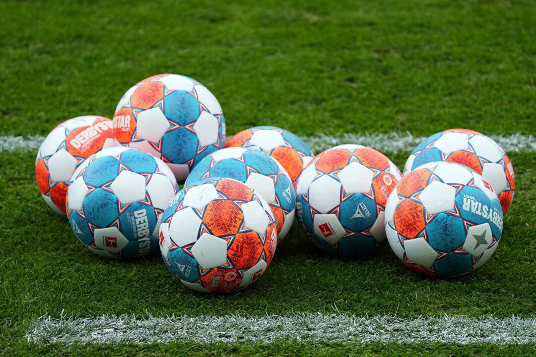 RB Leipzig plant US-Camp: Testspiel gegen Aston Villa - Spielbälle liegen auf dem Rasen.