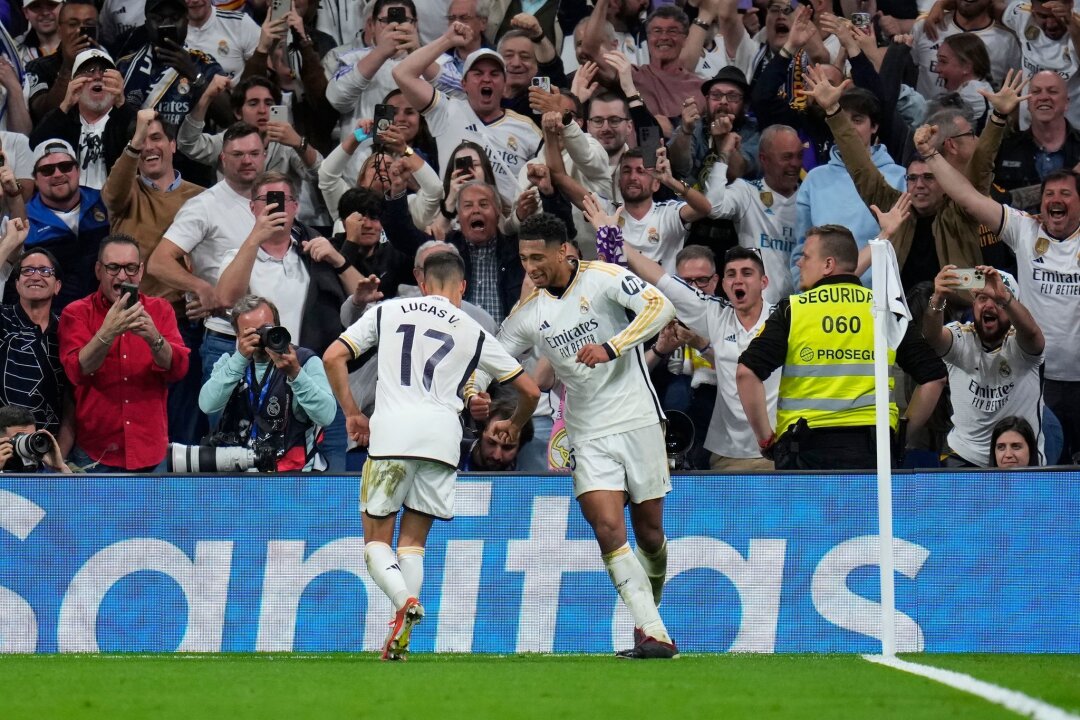 Real Madrid feiert späten Sieg im Clásico - Jude Bellingham (r) von Real Madrid jubelt nach dem dritten Tor seiner Mannschaft.
