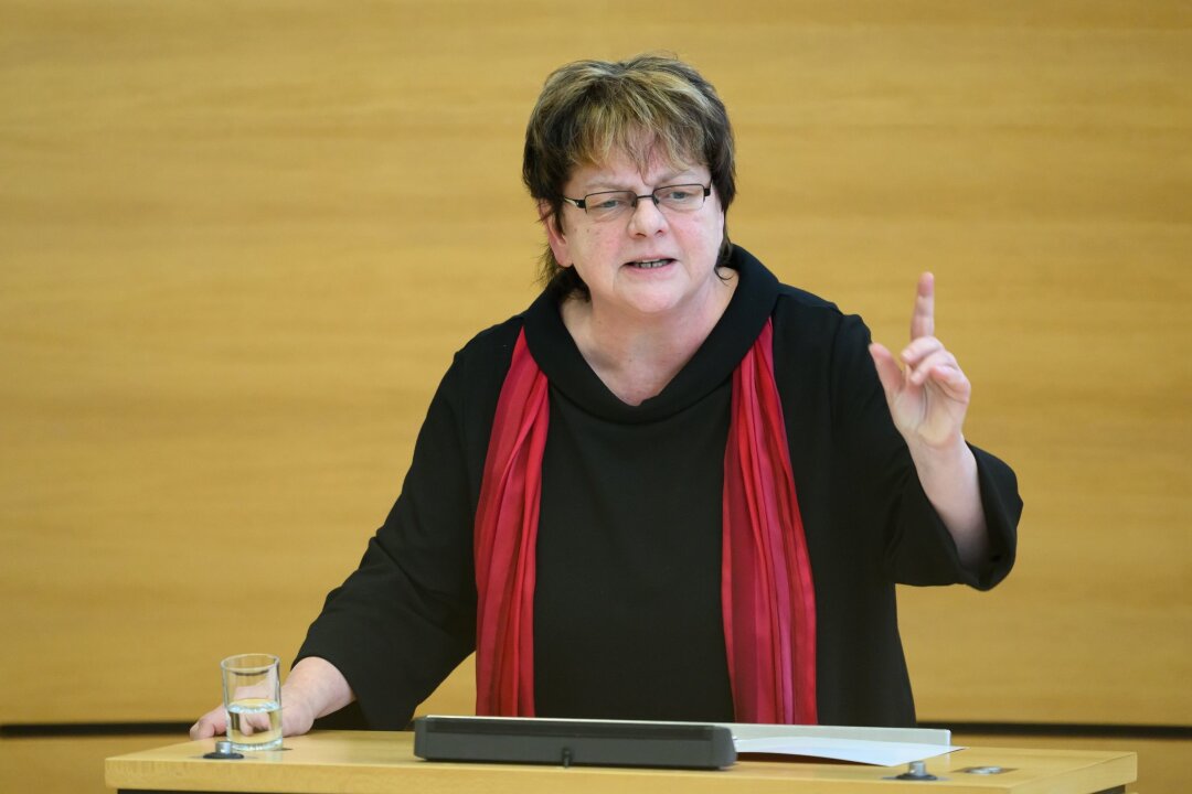 Rechtsextreme nutzen 35 Immobilien: Konzerte stagnieren - Die Abgeordnete Kerstin Köditz spricht während der Sitzung des Sächsischen Landtags.