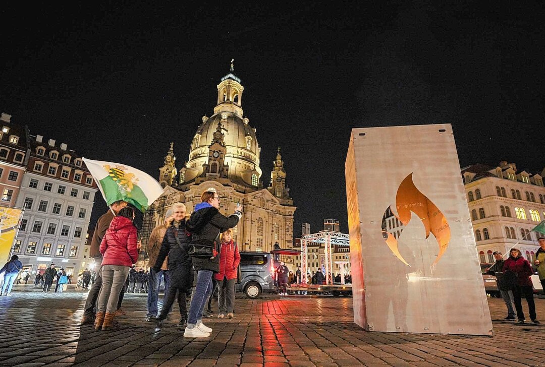 Rechtsextreme sorgen für Gedenk-Eklat in Dresden - Eine riesige Feuertonne vor der Frauenkirche. Foto: xcitepress