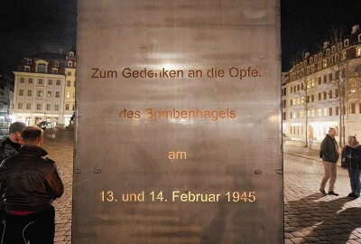 Rechtsextreme sorgen für Gedenk-Eklat in Dresden - Eine riesige Feuertonne vor der Frauenkirche. Foto: xcitepress