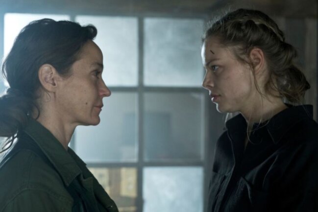 In "Westwall" muss Emma Bading (rechts) als Polizeischülerin Julia gegen die Rechten und mit der eigenen Vergangenheit kämpfen (Szene mit Jeanette Hain als Ira).