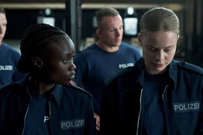 ZDF-Miniserie "Westwall": Polizeischülerinnen unter sich - Mitbewohnerin Lydia (Lorna Ishema, links) macht sich Sorgen um ihre beste Freundin Julia (Emma Bading).