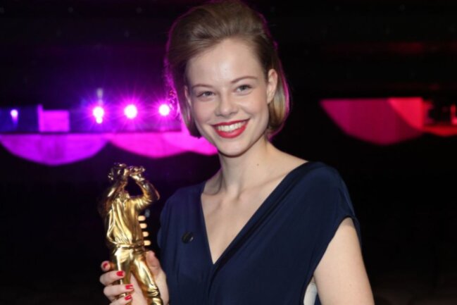 Emma Bading freut sich über ihren Hessischen Filmpreis als Beste Darstellerin des Jahres 2019 für "Play". 