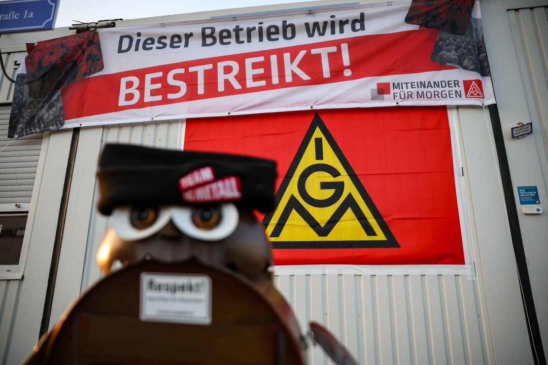 Recycling-Firma kritisiert offenen Brief aus Berlin - Ein Transparent mit der Aufschrift "Dieser Betrieb wird bestreikt".
