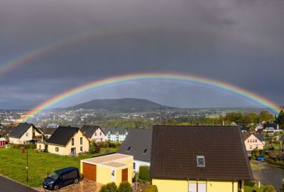 Regenbogen erstrahlt über Annaberg-Buchholz - Regenbogenwetter im Erzgebirge. Bildrechte: Bernd März/Blaulicht&Stormchasing 