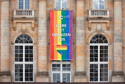 Regenbogenfarben am Chemnitzer Opernhaus - Solidaritätsbanner am Chemnitzer Opernhaus. Foto: Harry Haertel