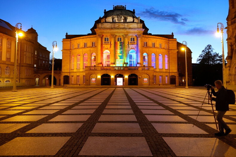 Regenbogenfarben am Chemnitzer Opernhaus - Generalintendant Christoph Dittrich sprach von einem wichtigen Zeichen, auch gegen die oft unterschwellige Diskriminierung im Alltag.