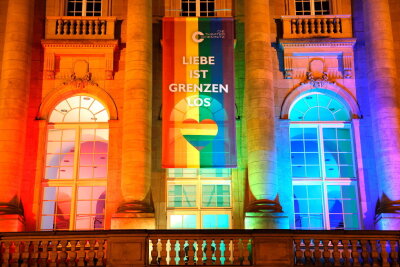Regenbogenfarben am Chemnitzer Opernhaus - Generalintendant Christoph Dittrich sprach von einem wichtigen Zeichen, auch gegen die oft unterschwellige Diskriminierung im Alltag.