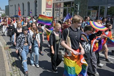 Regenbogenfarben in Stollberg: Christopher Street Day setzt Zeichen für LGBTQ+-Rechte - Beim Christopher Street Day in Stollberg haben rund 200 Teilnehmer ein Zeichen gesetzt. Foto: Ralf Wendland