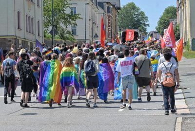 Regenbogenfarben in Stollberg: Christopher Street Day setzt Zeichen für LGBTQ+-Rechte - Beim Christopher Street Day in Stollberg haben rund 200 Teilnehmer ein Zeichen gesetzt. Foto: Ralf Wendland