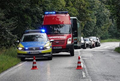 Regennasse Fahrbahn führt zu Unfall: Schwer verletzte Person im Krankenhaus - Am Montagmorgen kam es gegen 7.30 Uhr auf der K 9015, zwischen Obernaundorf und Wilmsdorf, zu einem Verkehrsunfall. Foto: Roland Halkasch